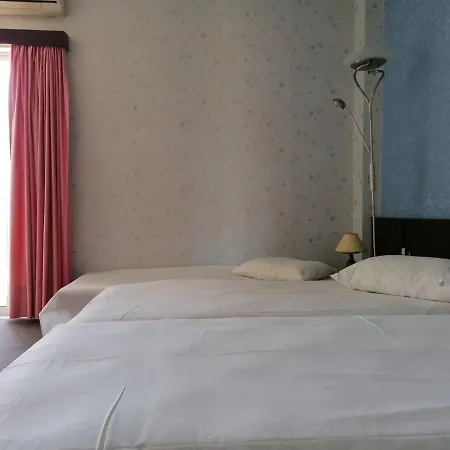 מלון Alexandros 2*