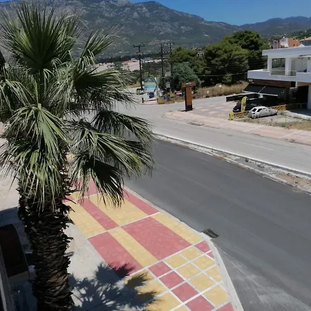 Alexandros מלון 2*