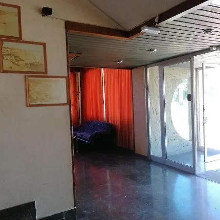 מלון Alexandros 2*